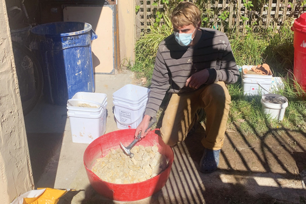 G To prepare the wild clay for slaking and screening, roughly crush the pieces. Photo: Kate Gibbs. 