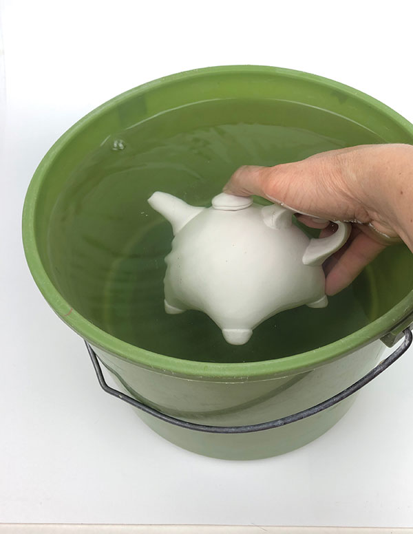 2 Fully submerge your pot in a bucket of water.