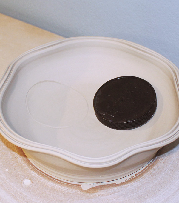 3 Trace around a lid or similar form to create several circles, placed in relation to the rim’s waves.