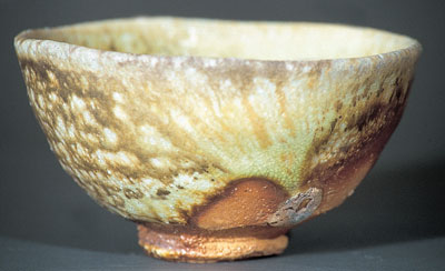 Charles Hindes, “Wood-Fired Tea Bowl,” 1998. A classical interpretation of what the wood fire can do. Hindes has focused on this aspect of ceramics with great emotional and intellectual intensity.