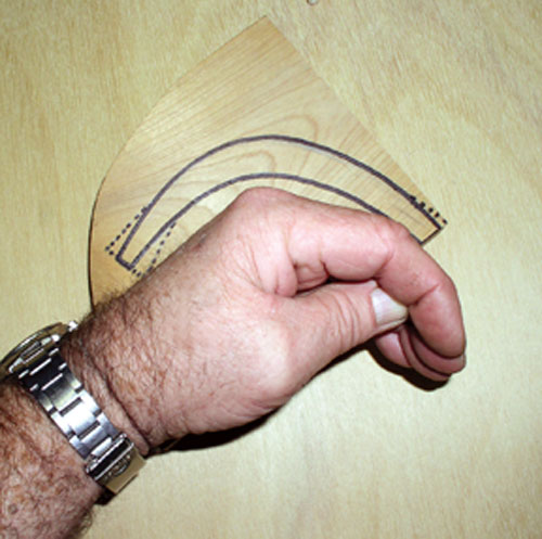 Fig.1 Trace the natural curve of your hand to create a tool that conforms to your throwing position.