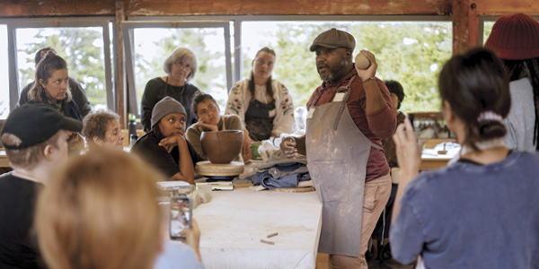 4 Technical Assistant Vulisango Ndwandwa giving a demonstration to workshop participants in Masibumbe (Soul Shaping into Clay).