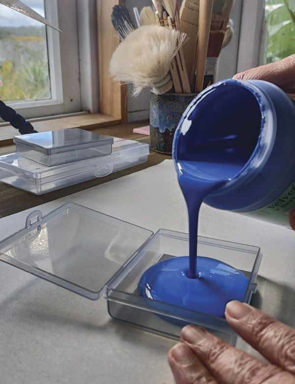 3 Gently pour the underglaze into the base of the box up to about a 0.3 inch (0.6 cm).